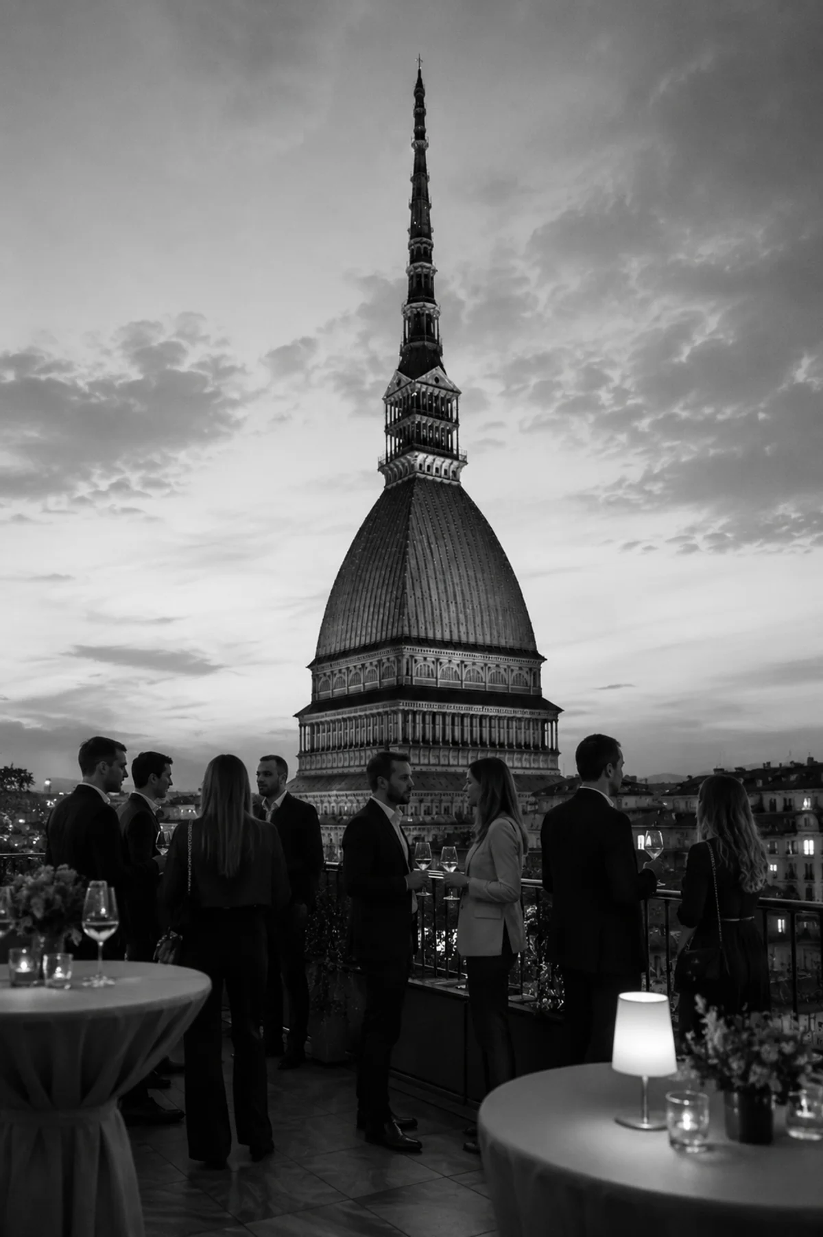 Mole Antonelliana al crepuscolo con ospiti in primo piano