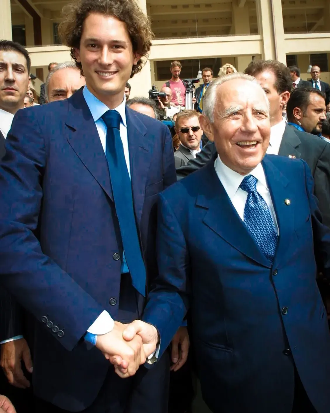 Sposo e testimoni in eleganti giacche blu