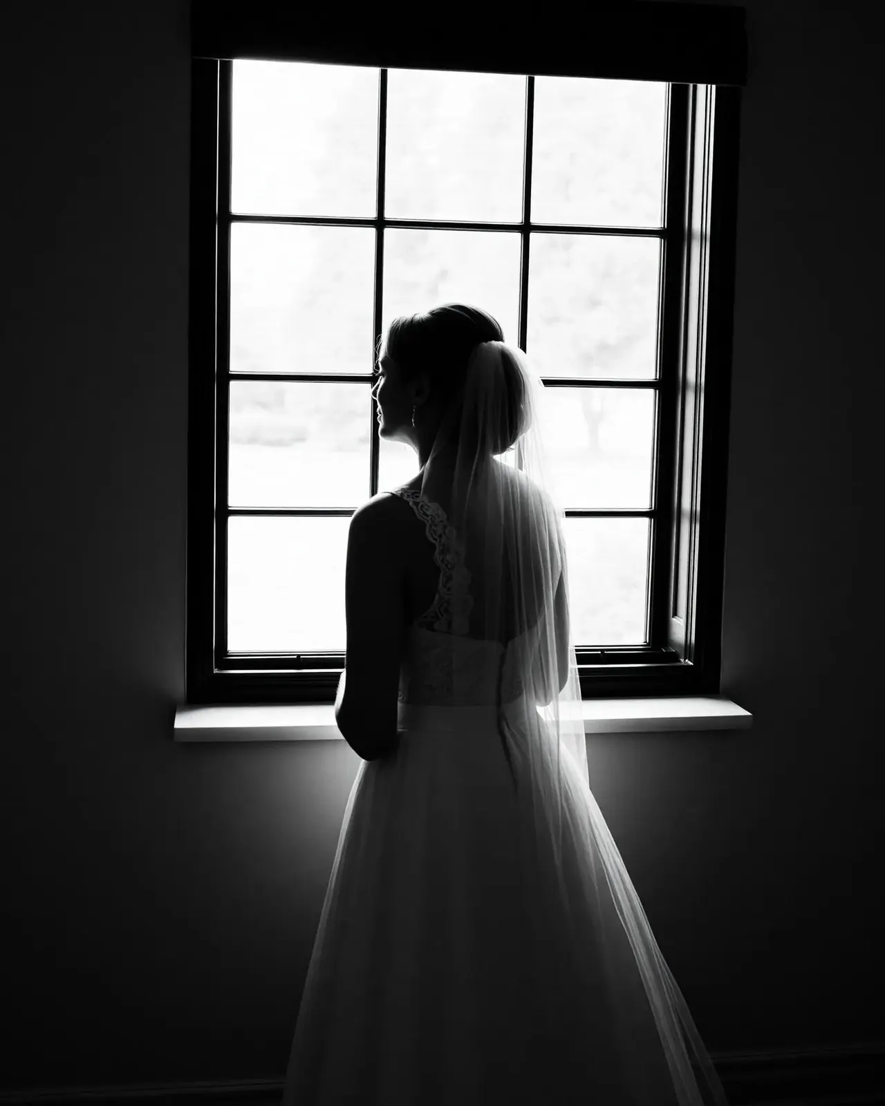 Sposa di spalle con velo, ritratto in bianco e nero
